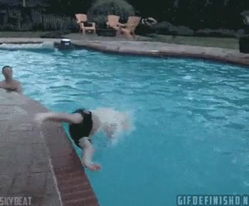 salto,abuelo,fail,golpe,resbalon,piscina,resbalar