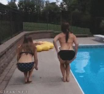 No sé si ha sido trolleada por su amiga o directamente es tonta del culo Rubia,Accidente,Fail,Caída,Piscina,Agua