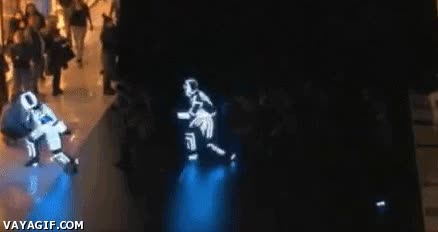 parecen los de tron,luces,pelea,coreograf&iacute;a,golpe,uppercut,baile,leds,brillar,teatro negro