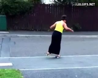 Esto del skate parece muy fácil, seguro que me sale a la primera skate,mujer,falda,fail,caida,monopatin,de boca