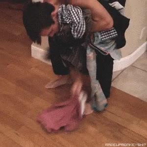 gif,desesperacion,enojo,recoger,levantar,ropa