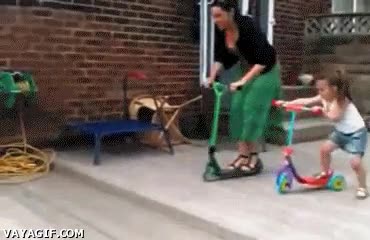 patinete,monopatín,madre,caida,fail,niña,jugar