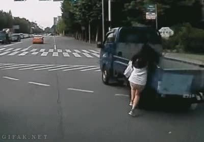 Casi,Por los pelos,Cruzar,Calle,Teléfono,Rubia,Camión