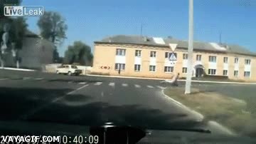 caida,ostion,moto,coche,paso de cebra,se&ntilde;al de trafico,comer