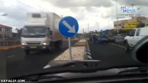 Como en el ''piedra, papel, tijeras'', pistola gana a palo, así que cuidado bate,accidente,palo,pistola,arma,pelea,coche,carretera