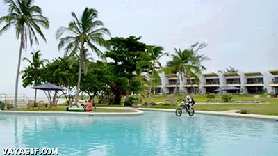 Jesucristo ha vuelto a la Tierra, y ésta vez ha venido en moto conducir,agua,Jesús,milagro,jesucristo,motocicleta,moto,sobre el agua,piscina