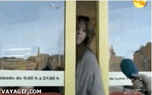 mujer,tonta,puerta,cerrarse,automatica,centro comercial,inteligente