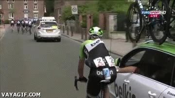 lata,refresco,ciclismo,caerse,avaricia,coche,botellas,avituallamiento,ciclista