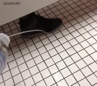 baño,mojar,botella,agua,asustar,orina,pies,mear,pipi,zapato