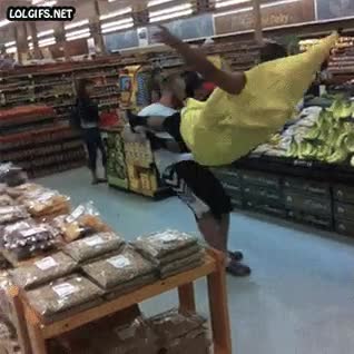 platanoman,platanos,supermercado,superheroe,patada voladora,ataque