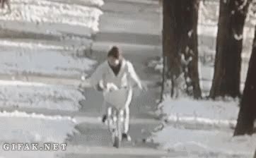 Al principio me pareció buena idea repartir periódicos después de la helada de anoche Bicicleta,Caída,Fail,Cartero,Carta,Correo,Hielo,Helada