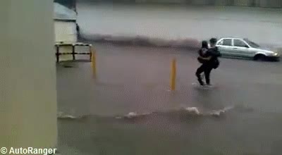 al agua patos,cargar,fail,hoyo,inundación,romanticismo,novios