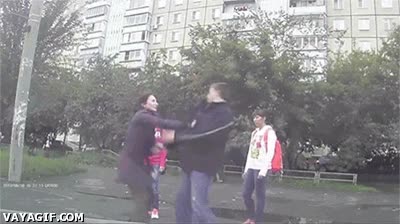 rusia,pareja,discusion,pelotas,merecido,agresivo,tonto,huevos,patada