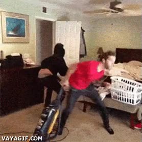 ritmo,golpe,asalto,m&uacute;sica,bailar,aspirar,aspiradora,ladron,robar