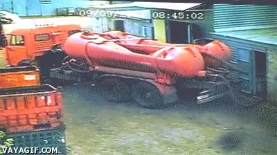 gas,cami&oacute;n,pisada,gigante,aplastar,implosion,cisterna