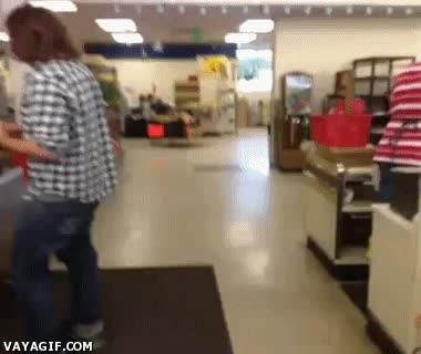 enanos,devuelvenos a Blancanieves!,correr,perseguir,centro comercial