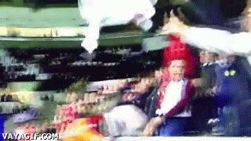 coger,lanzar,futbol,camiseta,jugador,regalar,gradas,caida,publico