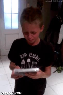 Cuando tu amigo te devuelve un juego que le habías dejado hace años ps3,emocionado,lagrimas,llorar,friki,viciado,expresion,videojuego,niño