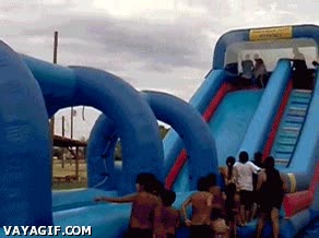 tobogan,infantil,agua,caer,barro,saltar,gordo,se pasa de frenada,hinchable