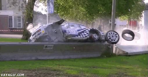 Habrá que aprovechar los últimos chapuzones antes de que empiece a hacer frío chapuzon,agua,barrera,saltar,destrozo,coche,carrera,accidente