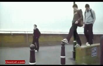 ca&iacute;da,chico,dolor,huevos,pivotes,fail,pelotas