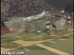 futbol americano,animadora,arrollar,atropellar,entrada,campo,jugadores