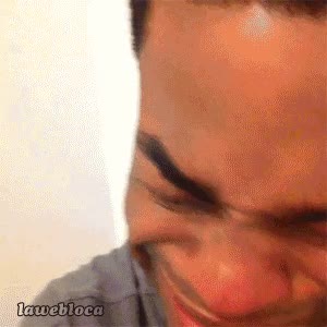 miedo,papel,no hay,hombre,higienico,del water,llorar,desesperacion,expresion