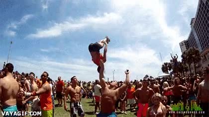 La de fuerza que hay que tener para aguantar tanta presión en una mano aire,aguantar,animadora,mano,presion,acrobacia,acrobata