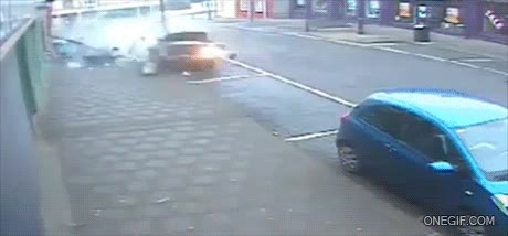 La mala suerte del coche azul tan tranquilamente aparcado sin hacer daño a nadie... Coche,Fail,Accidente,Choque,Borracho,Aparcado,Mala suerte
