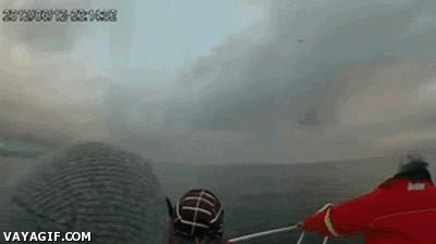 Puede que sea un fake, pero sino aquí tenéis a los mejores lanzadores de frisbee de la historia lanzar,frisbee,barco,en movimiento,hacia adelante,atrapar