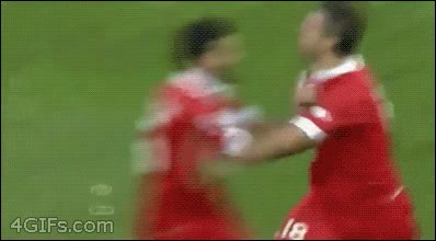 No sé si es que celebran los goles muy efusivamente o hay mal rollo entre ellos abrazar,futbol,madre,celebracion,puñetazo,codazo,en la boca