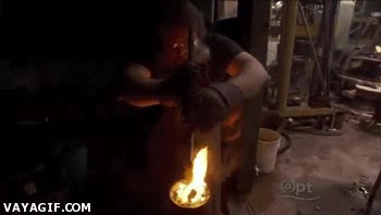 Para los que pensaban que no es posible hacer una espada de fuego como en los videojuegos medievo,espada,llamas,agua,enfriar,herreria,espada de fuego,herrero