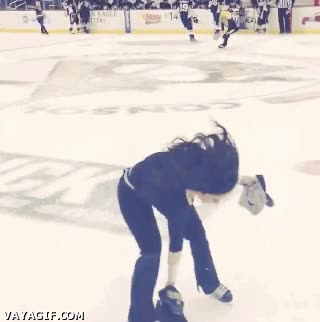 grada,chica,coger,gorras,hockey sobre hielo,caida,patines,de cabeza