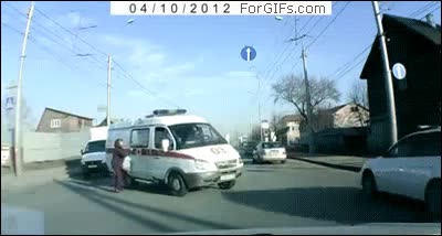 calle,ambulancia,vieja,atropellar,atropello,rusia,rusos,por poco