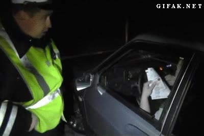 Conductor,Policía,Coche,Romper,Golpear,Cristal,Puñetazo