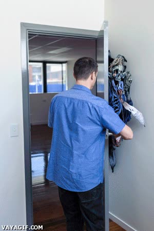 halloween,esqueleto,zombie,detras,puerta,susto,asustar,papel,carton