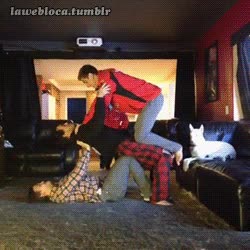 acrobacia,gimnasia,facil,caida,improvisado,acrobatas,imitacion barata,fail