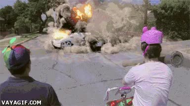 bazooka,rosa,disparo,coche,cohete,reir,burlas