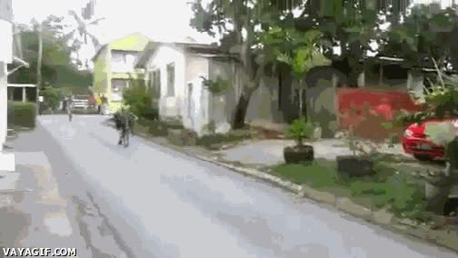 sin manos,bicicleta,tocando el suelo,cuesta abajo,equilibrio