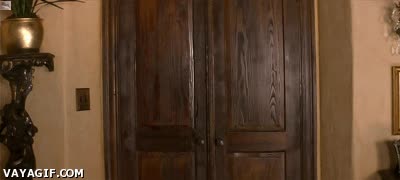 fuera de aqui,cari&ntilde;o,novia,perdona,lanzar,cosas,puerta,perdonar,expresion