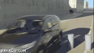 No quieras saber cómo queda el coche tras chocarse con estos postes efecto,óptico,coche,atraviesa,trolleada,ilusión,atravesar,chocar,postes