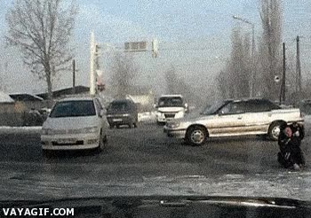 caida,dolor,retorcerse,accidente,como si nada,fingido?,atropellar,camion,policia,trafico