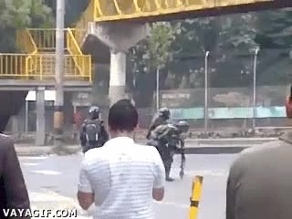 arma,policia,antidisturbios,disparar,con,su,propia,en la cara,fail