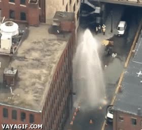 Las bocas de incendio de Boston tienen bastante presión, como la altura de un edificio de 5 pisos agua,chorro,boston,edificio,plantas,alto,potencia,boca de incendios