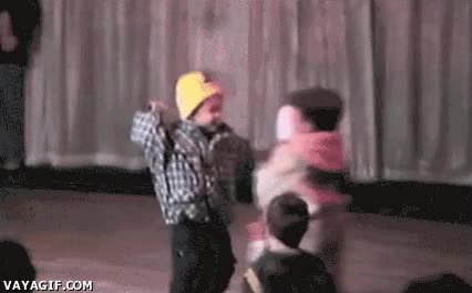 golpe,a volar,ni&ntilde;os,pareja,agresivo,pu&ntilde;etazo,tumbar