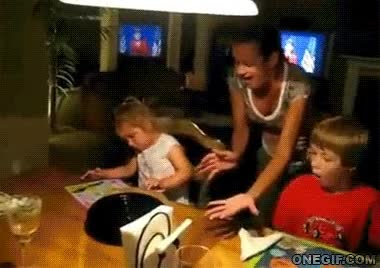 Tarta,Pastel,Cumplea&ntilde;os,Fail,Accidente,Ca&iacute;da,Ni&ntilde;os,Madre,Volcar,Girar,Mesa,Llorar