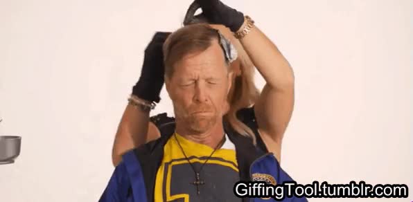 suit up,ponte traje,mendigo,homeless,empresario,traje,vestir,cortar pelo,afeitar