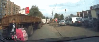 carricoche,carrito,madre del a&ntilde;o,pobre bebe,bebe,cruzar,casi atropello