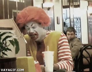 El día que Ronald McDonald probó las hamburguesas de su franquicia payaso,Ronald McDonald,vestirse,escupir,hamburguesa,McDonald's