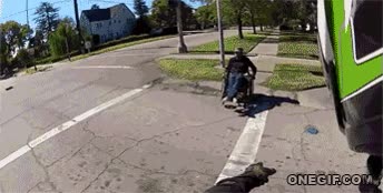 buena persona,gesto,ayudar,mil palabras,silla de ruedas,motorista,bajar de la moto